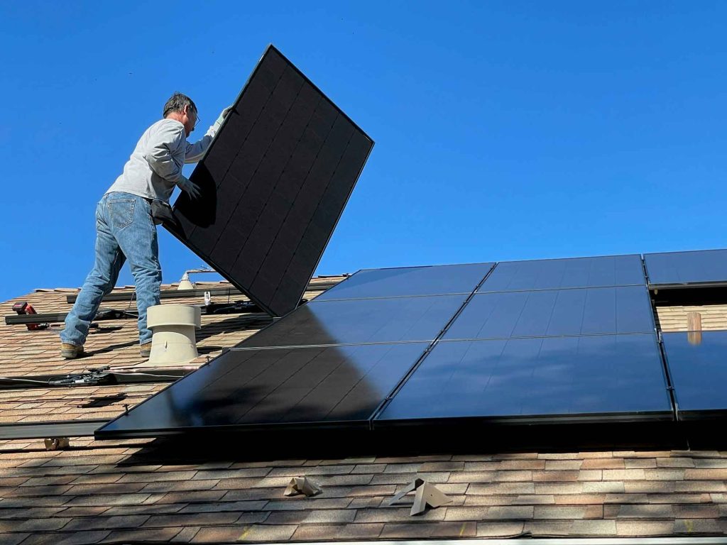 panneaux solaires sur toit de maison